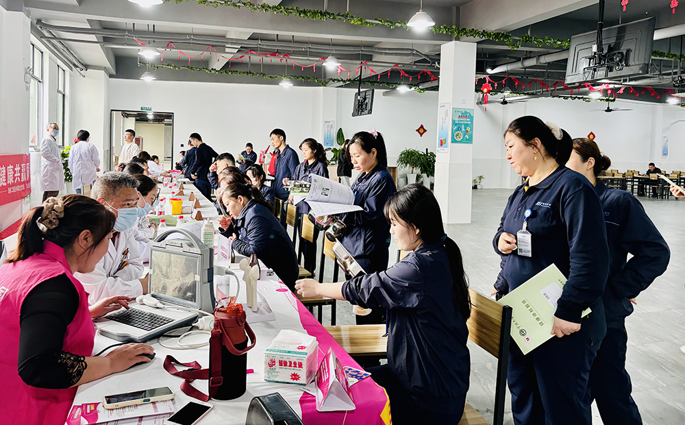 企业医院同行 共筑健康防线｜鄞州二院专家团队来公司开展健康义诊(图1)