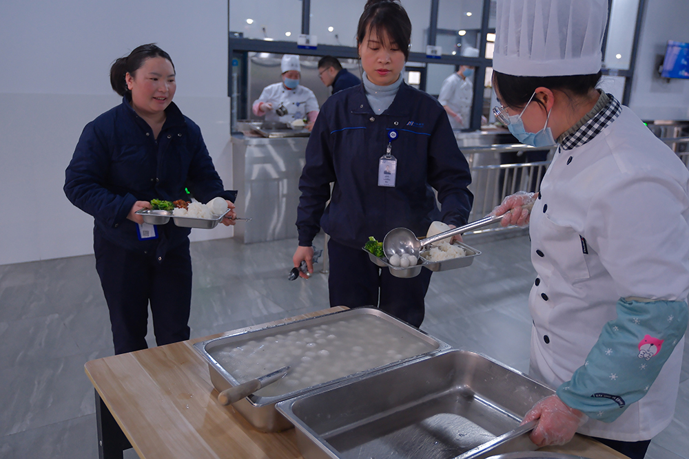 品八方风味，享元宵喜乐 | 公司成功举办特产分享及元宵节活动 品八方风味，享元宵喜乐。2月12日，传统元宵佳节，公司在食堂精心组织了“吃汤圆、赏花灯、品特产、投球赢奖品”等一系列元宵活动，节日氛围浓厚(图3)