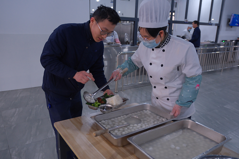 品八方风味，享元宵喜乐 | 公司成功举办特产分享及元宵节活动 品八方风味，享元宵喜乐。2月12日，传统元宵佳节，公司在食堂精心组织了“吃汤圆、赏花灯、品特产、投球赢奖品”等一系列元宵活动，节日氛围浓厚(图4)