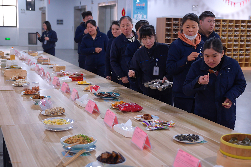 品八方风味，享元宵喜乐 | 公司成功举办特产分享及元宵节活动 品八方风味，享元宵喜乐。2月12日，传统元宵佳节，公司在食堂精心组织了“吃汤圆、赏花灯、品特产、投球赢奖品”等一系列元宵活动，节日氛围浓厚(图6)