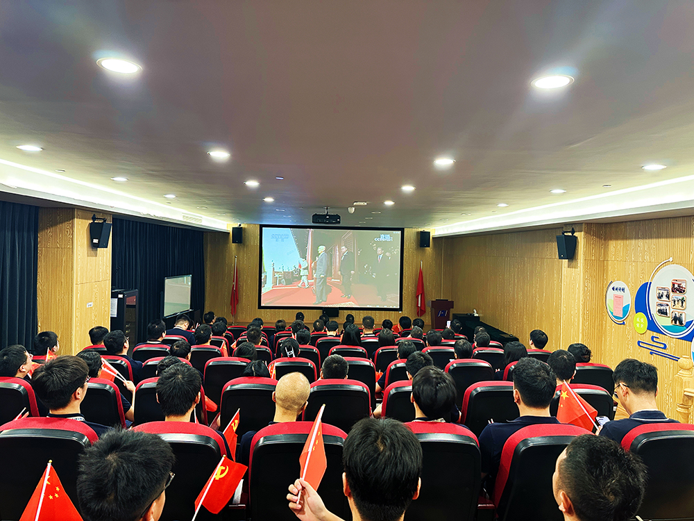 观阅兵盛典 聚爱国情怀(图2)
