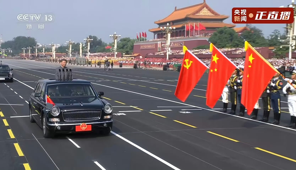 观阅兵盛典 聚爱国情怀(图3)