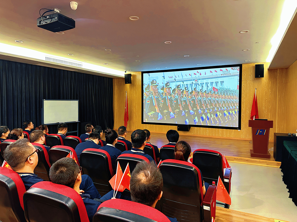 观阅兵盛典 聚爱国情怀(图5)