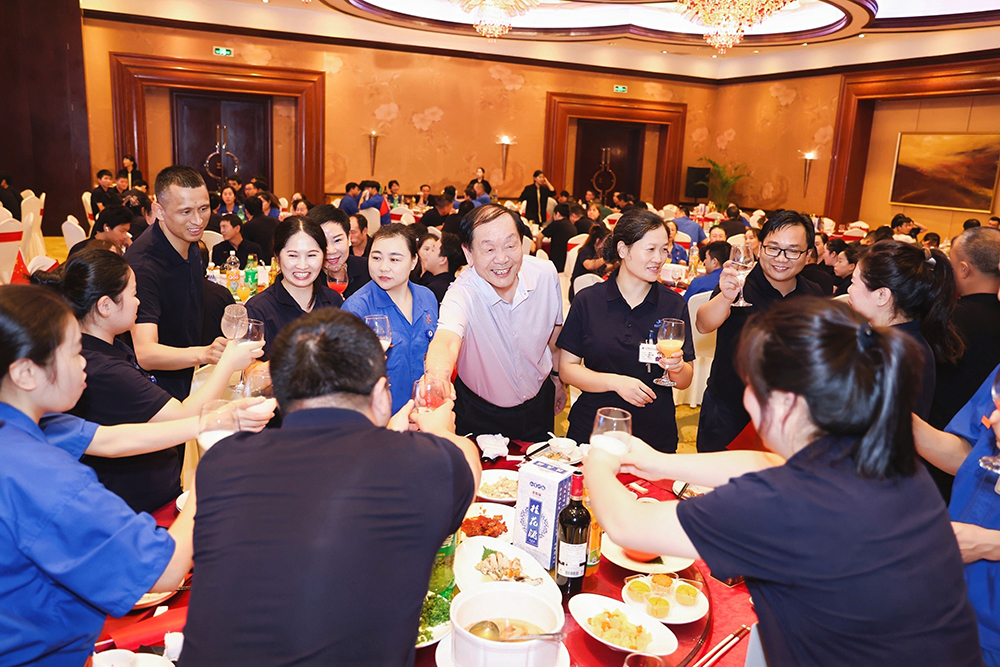 双精聚智庆中秋,共叙团圆话未来  精成车业 & 精华股份2025年中秋团圆宴圆满举行(图5) 双精聚智庆中秋,共叙团圆话未来  精成车业 & 精华股份2025年中秋团圆宴圆满举行(图5)