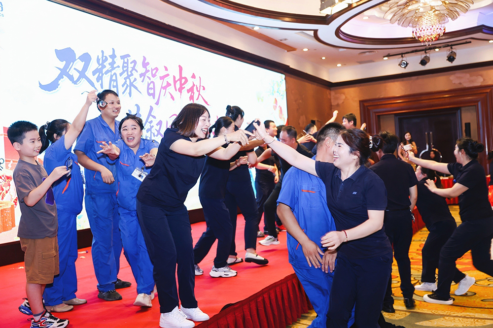 双精聚智庆中秋,共叙团圆话未来  精成车业 & 精华股份2025年中秋团圆宴圆满举行(图9) 双精聚智庆中秋,共叙团圆话未来  精成车业 & 精华股份2025年中秋团圆宴圆满举行(图9)