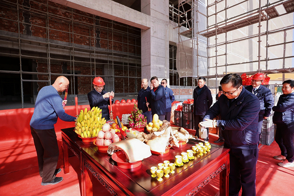 精成智控“年产 3000 万只汽车执行器生产项目”厂房喜封金顶(图3)