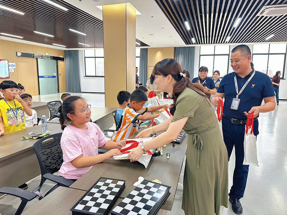 情暖暑托班|市总工会领导莅临我司走访慰问爱心托班 7月16日，宁波市总工会党组成员、经费审查委员会主任崔剑一行莅临我司走访慰问爱心托班。鄞州区总工会党组书记、副主席李琪，中河街道总工会主席李国武等领导(图4)
