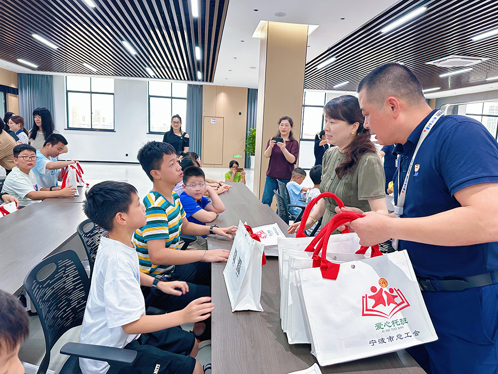 情暖暑托班|市总工会领导莅临我司走访慰问爱心托班 7月16日，宁波市总工会党组成员、经费审查委员会主任崔剑一行莅临我司走访慰问爱心托班。鄞州区总工会党组书记、副主席李琪，中河街道总工会主席李国武等领导(图3)